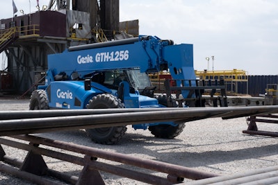 Powered by a side-mounted 120 hp Deutz engine with four-speed powershift transmission, the GTH-1256 offers efficient power transfer for picking and placing activities.