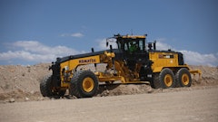 The GD955-7 provides operators with the ability to build and maintain haul roads for truck fleets of 100 tons and up.