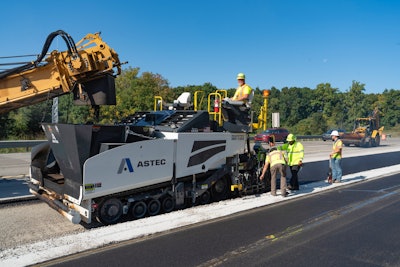 RP-195 Paver with the SmartEdge™ screed automation