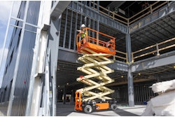 ClearSky Smart Fleet comes standard on the ES4046 Electric Scissor Lift to allow for fleet tracking.