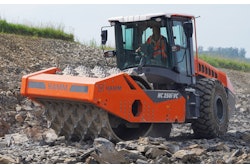 The compactors are supplied with heavy-duty tires for rocky terrain, driver's cab and the Easy Drive operating concept all as standard.