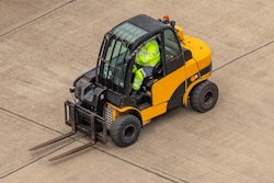 To better understand the opportunities and challenges influencing motive power decision-makers in 2024, here are the Top 4 forklift battery trends in 2024.