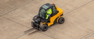 To better understand the opportunities and challenges influencing motive power decision-makers in 2024, here are the Top 4 forklift battery trends in 2024.