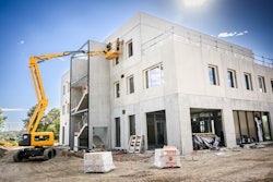 Designed for indoor and outdoor work areas, the HA46 E can climb slopes up to 40% and work on tilted grades up to 5°.