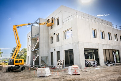 Designed for indoor and outdoor work areas, the HA46 E can climb slopes up to 40% and work on tilted grades up to 5°.