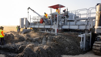 The SF-3404 paves a maximum of 40 ft. (12 m) and features telescoping endpans for 2 ft. (61 cm) of width flexibility on each end.