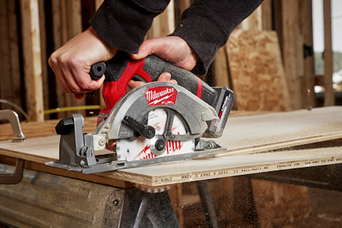 Fuel saw outlet
