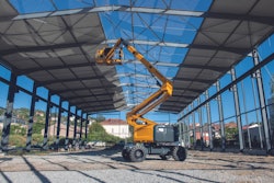 Haulotte Dual Reach increases the load capacity of the basket up to 770 lbs. and enables working on sloping ground up to 6°.