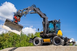 The MR50 and MR60 tiltrotators come equipped with the twin CONNECT coupling system for compatibility with other Mecalac work tools.