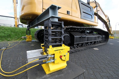 Based on Enerpac SCJ-Series Cube Jacks, the Enerpac cube jack lifting system enables lifting and holding of the entire cab, boom and arm, allowing the undercarriage to be safely removed.