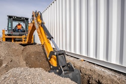 The CASE 695SV side-shift and center-pivot models feature a tool carrier loader arm, allowing them to do double duty as a wheel loader.