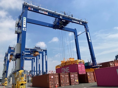 The H2-ZE RTG Transtainer Crane, developed in collaboration with MITSUI E&S and with funding from the Japanese New Energy and Industrial Technology Development Organization (NEDO), began operations at Yusen Terminals Inc. (YTI) on May 15, 2024.