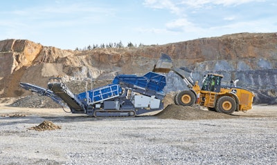 Available with an optional electro-hydraulic Dual Power drive, the MOBISCREEN MSS 502(i) EVO features a large feed hopper and screening surface.
