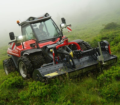 The rotor shaft of the S7 base is equipped with SMO or SMW flails, which mulch grass and woody material up to 7 cm in diameter.