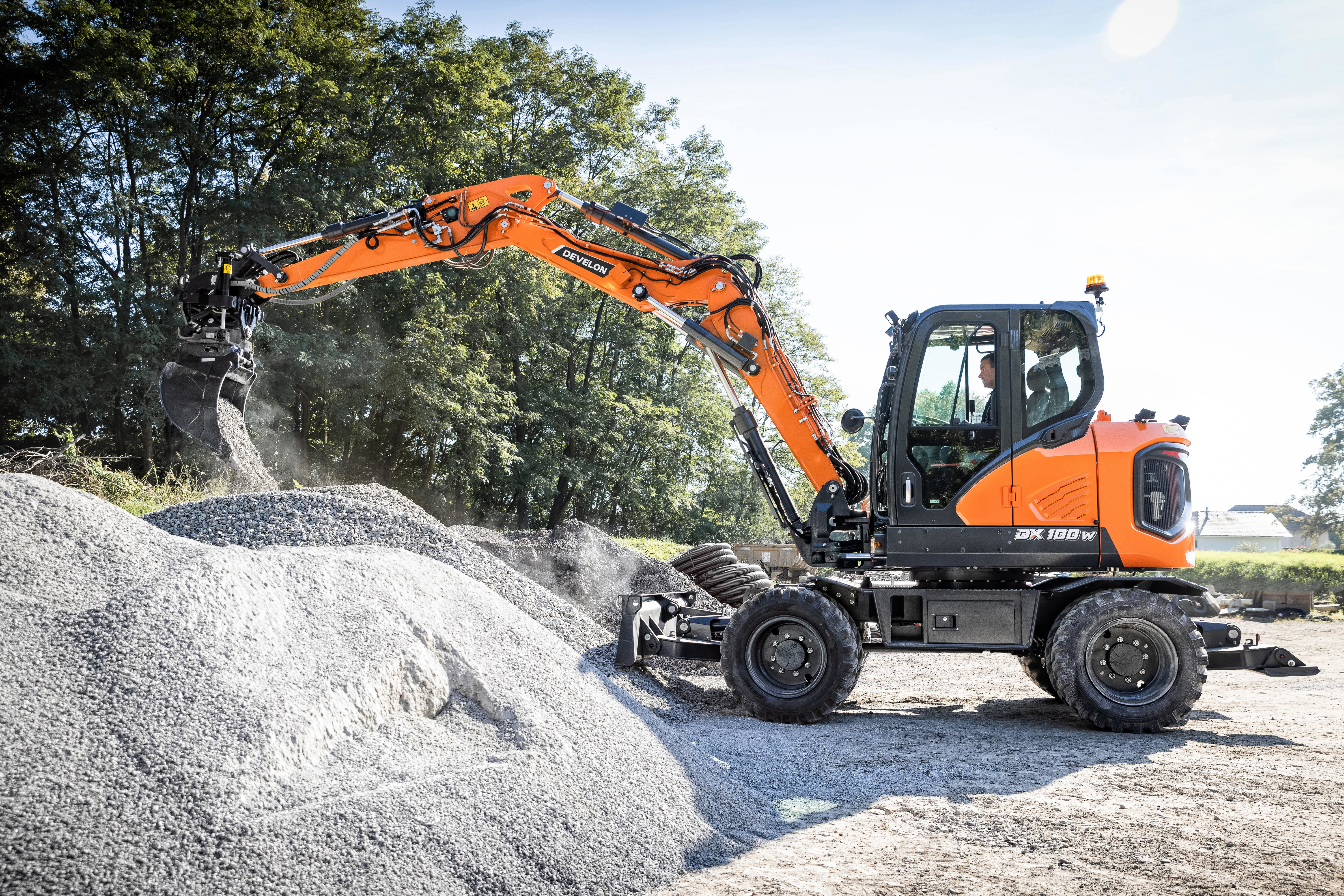 The DX100W-7 is equipped with steering, power and work modes to help operators customize their performance to move and work within confined spaces.
