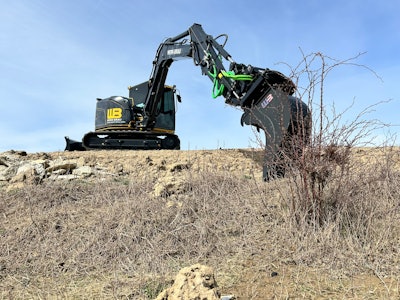 The tiltrotators feature an SQ sandwich-style coupler and auto lubrication for control and flexibility.