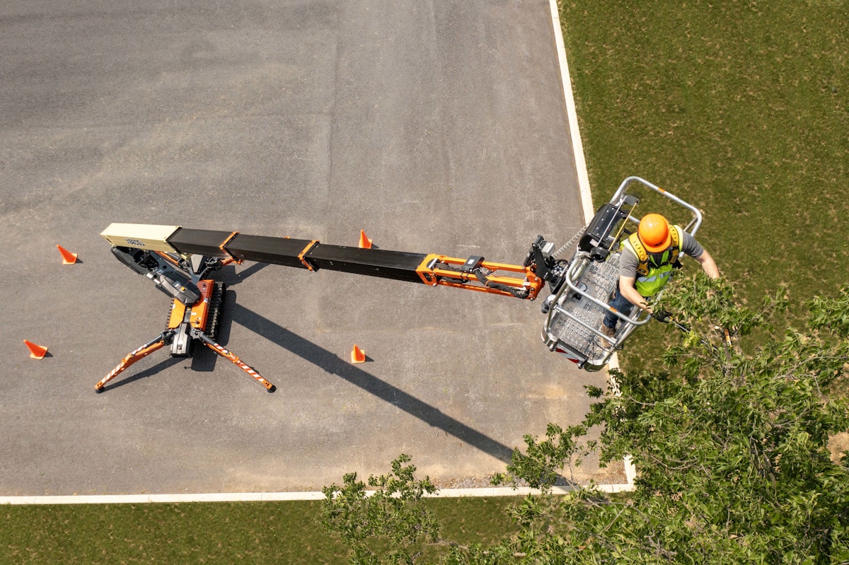 JLG Introduces X660SJ Compact Crawler Boom Lift From: JLG
