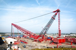 The SK6000 has a maximum capacity of 6,000t, utilizing 4,200t of ballast to lift with a maximum ground bearing pressure of 30t/m2.