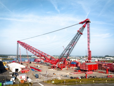 The SK6000 has a maximum capacity of 6,000t, utilizing 4,200t of ballast to lift with a maximum ground bearing pressure of 30t/m2.