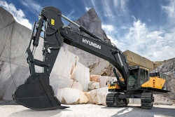 The HX800A L is powered by a 528 net hp (389 kW) engine.