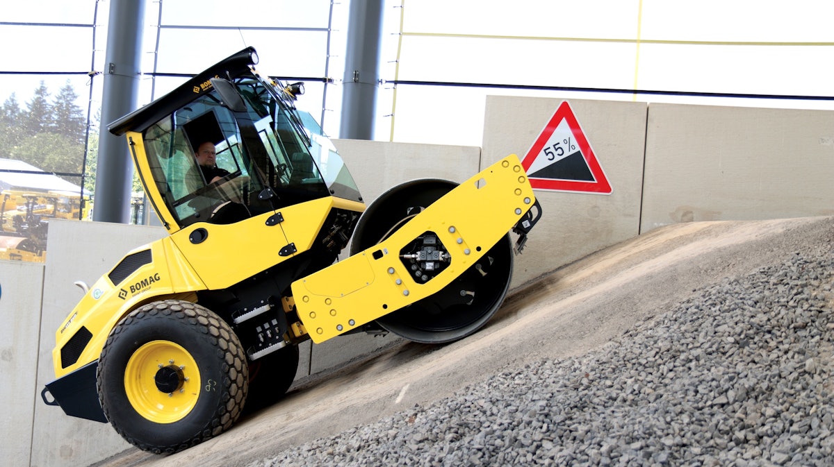 13R-005 1/50 BOMAG BW 174AP-5 AM ロードローラー BOMAG BW 174 AP-5 AM: Pivot-steered tandem roller. | BOMAG