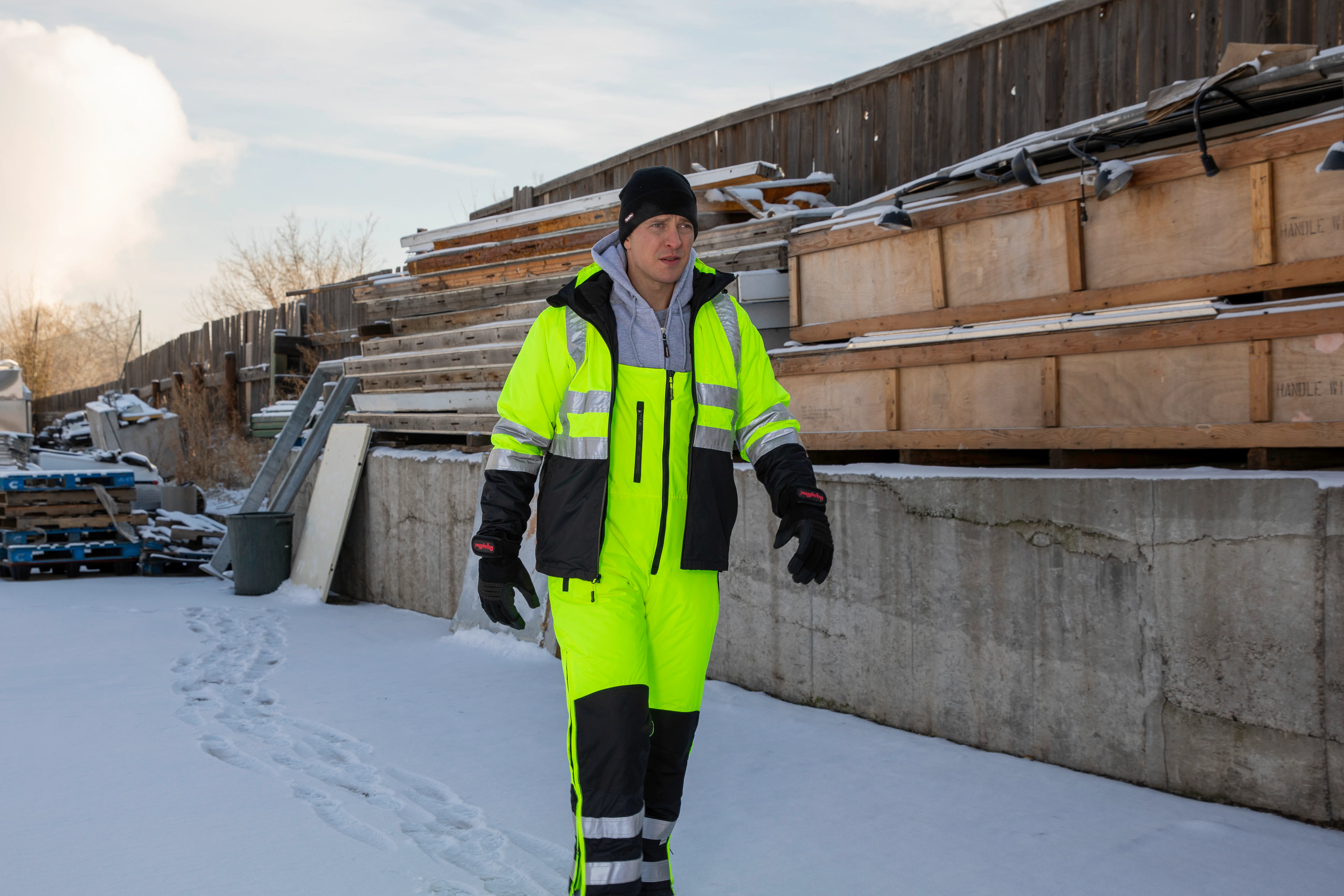 builder dress code outdoor construction winter Must-Have Cold Weather Safety Wear for Construction Workers
