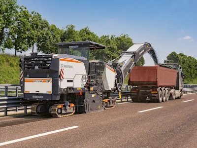 With milling widths between 6 ft 7 in and 8 ft 2 in (2.0 m and 2.5 m), the new large milling machine W 210 XF is predestined for all milling tasks from surface layer rehabilitation and complete pavement removal to fine milling work.