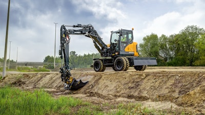 The HW100A offers three steering modes: four-wheel round, which provides the tightest turning radius, with the traction and control needed for operating on rough terrain; four-wheel crab, which provides the ability to maneuver diagonally; and two-wheel steering, which delivers better fuel economy while still providing agile handling.