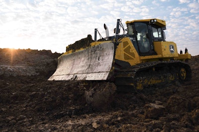 The 850 X-Tier utilizes dual path electric drive technology for added simplicity over traditional drivetrains and optimizes torque delivery and reduces machine complexity.