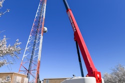 A feature of the 135-RJ is the Set-In-Place Axle Extension. MEC’s technology enables axle deployment without requiring machine movement or jacks, allowing set-up to occur in a smaller space, while minimizing tire wear or damage to the ground surface.