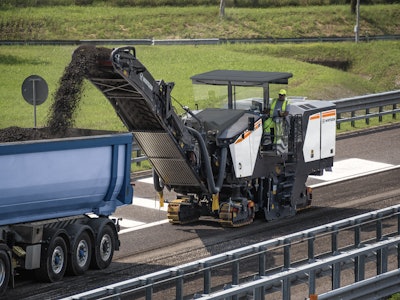 With the aid of the quick-change system, the entire milling drum housing of the Wirtgen W 210 XF can be exchanged in less than an hour.