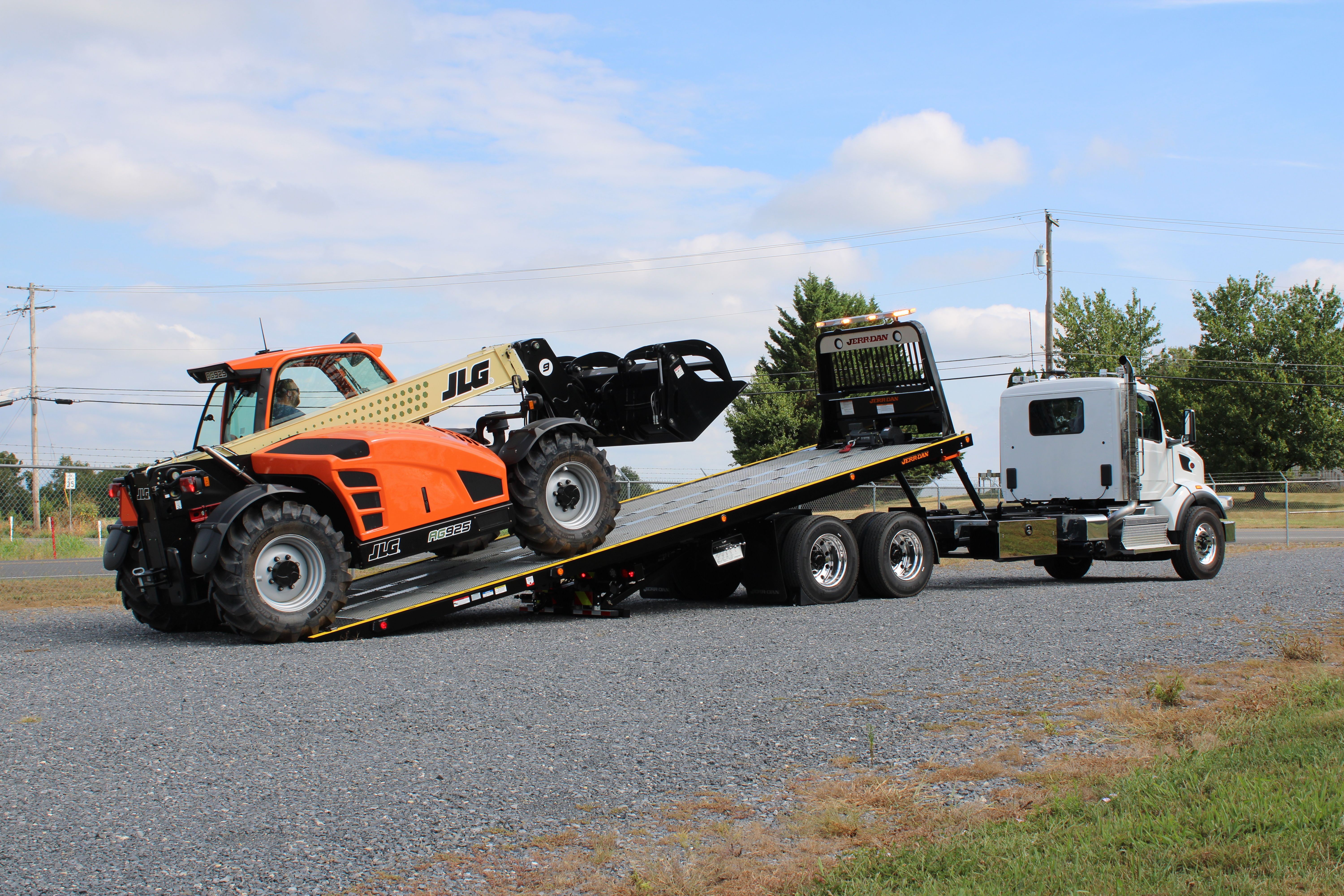 Jerr Dan 15 T Carrier With Jlg Telehandler
