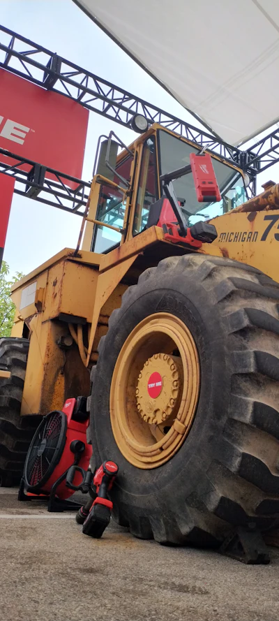 PIPELINE even brought out an old wheel loader to try out the new sockets and impact wrenches for heavy-duty equipment maintenance tasks.